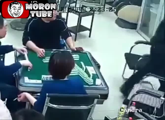 Video :He uses scissors to stab a man in the throat after losing badly in mahjong